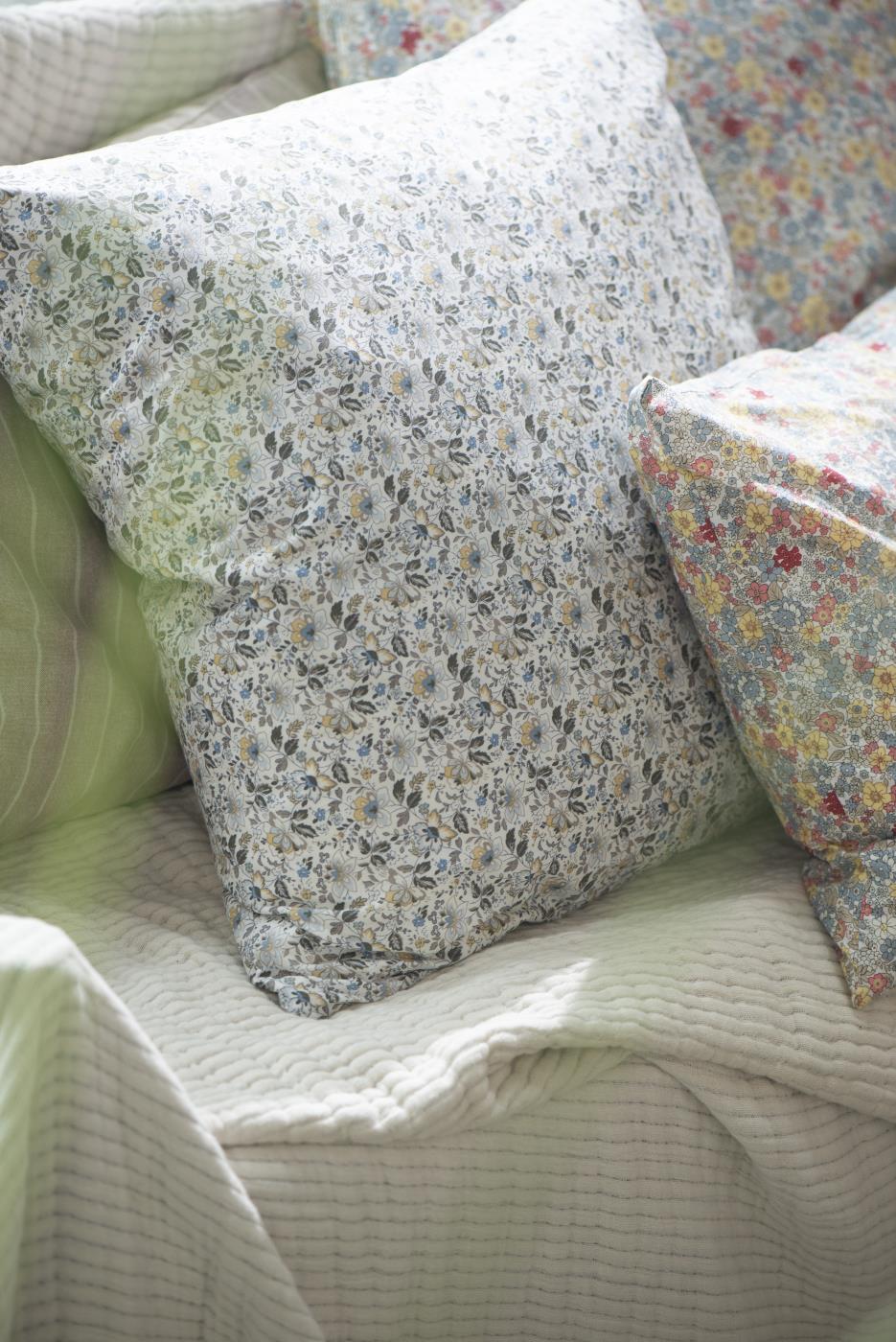 Funda Cojín Liberty Blanca con Flores Amarillas y Celestes 60x60 cm