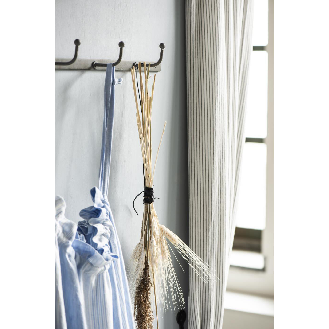 Rack Gris Acero con 5 Ganchos