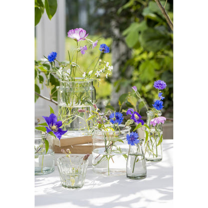 Florero de vidrio con acanaluaduras